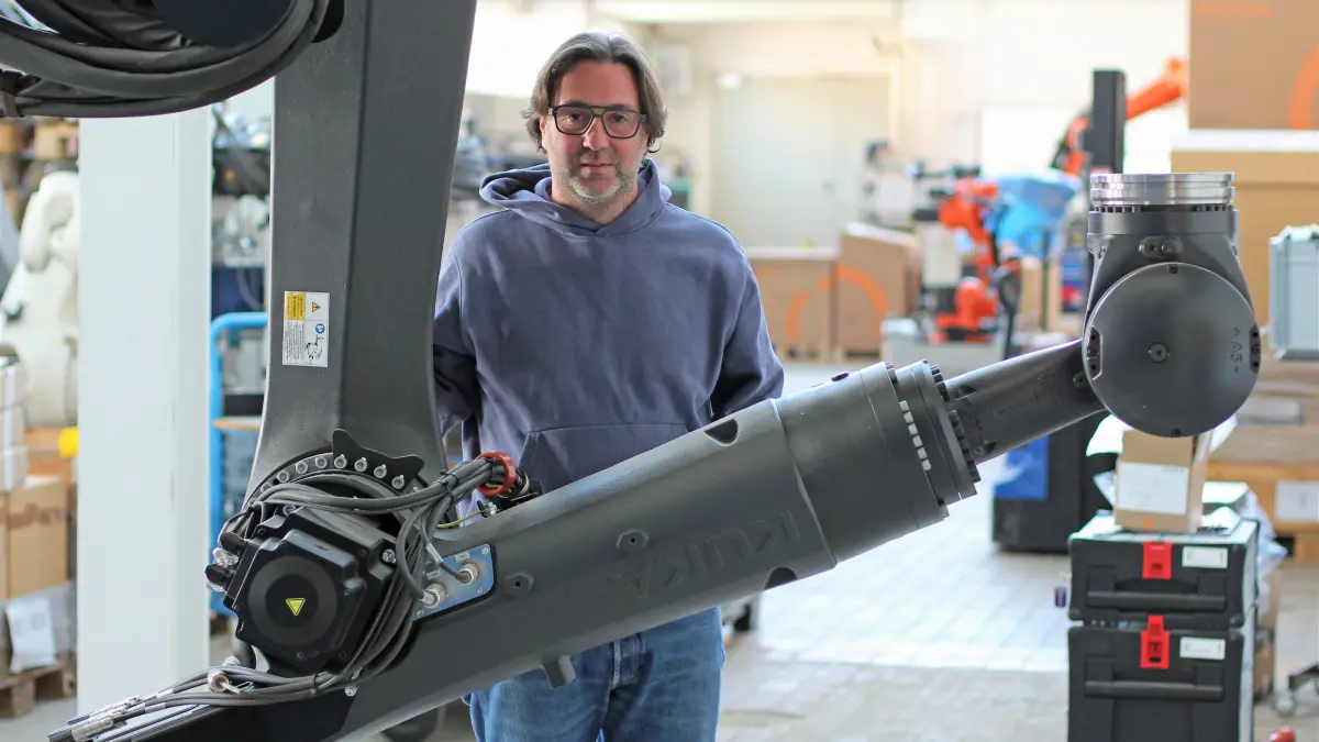 Matthias Buck hat BEC Robotics 2003 in einer Pfullinger Garage gegründet. Hier zeigt er den Roboter Exacure, der in die Mayo-Klinik nach Jacksonville in Florida geht.
