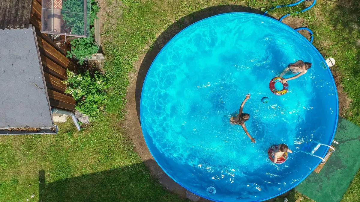 Kinder planschen in einem Pool: ILLUSTRATION - Lautstarker Badespaß: Kinderlärm gilt als sozialadäquat – solange aus dem Planschvergnügen keine nächtliche Poolparty wird. (zu dpa: «Laut, nackt, nass? So viel Freiheit ist im Frühjahr erlaubt») Foto: Patrick Pleul/dpa/dpa-tmn - ACHTUNG: Nur zur redaktionellen Verwendung im Zusammenhang mit dem genannten Text - Honorarfrei nur für Bezieher des dpa-Themendienstes +++ dpa-Themendienst +++