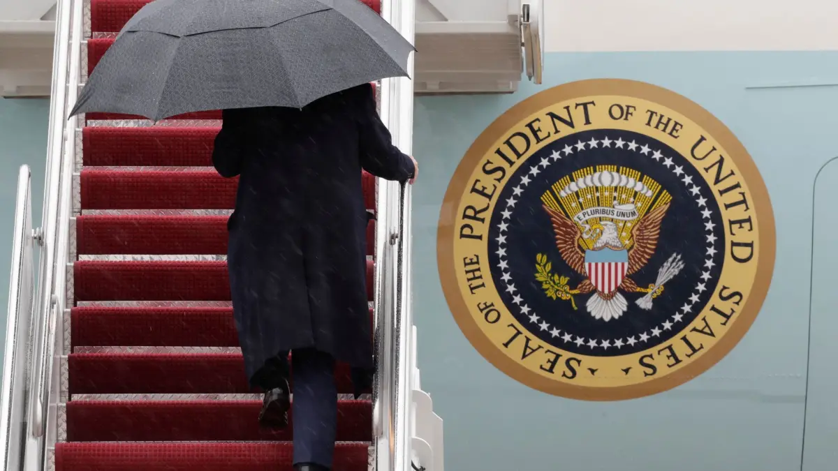 US-Präsident Trump unterwegs: 11.04.2025, USA, Joint Base Andrews: US-Präsident Donald Trump steigt bei seiner Ankunft auf der Joint Base Andrews, Maryland, die Treppe der Air Force One hinauf. Foto: Luis M. Alvarez/AP/dpa +++ dpa-Bildfunk +++