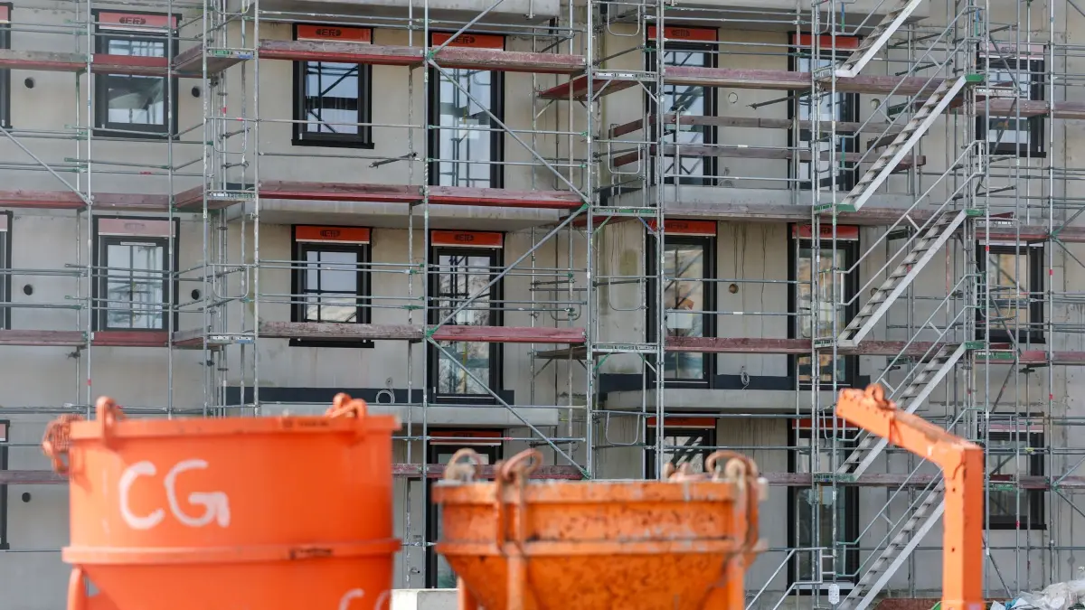 Wohnungsbau in Leipzig: 11.04.2025, Sachsen, Leipzig: Baugeräte stehen auf einer Baustelle für neue Wohnhäuser. Die neue deutsche Regierung plant, bereits in den ersten 100 Tagen ihrer Amtszeit einen Gesetzesentwurf für einen "Wohnungsbau-Turbo" vorzulegen. In einem zweiten Schritt ist eine "grundlegende Reform zur Beschleunigung des Bauens" geplant, dafür will man das Baugesetzbuch reformieren. "Baustandards und Planungsverfahren sollen vereinfacht, mehr Sozialwohnungen gebaut werden". (zu dpa Branche für einfacheres Bauen gegen die Wohnungsnot vom 10.04.2025) Foto: Jan Woitas/dpa +++ dpa-Bildfunk +++