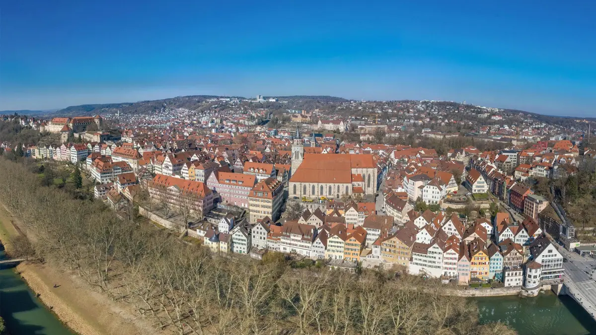 (ohne Überschrift): Vorsicht: Dieses Foto ist möglicherweise nur für den einstigen Verlag Schwäbisches Tagblatt verwendbar. Tübingen, Altstadt, Schloß, Neckarfront, Luftbild
28.02.21 Bild: Ulrich Metz