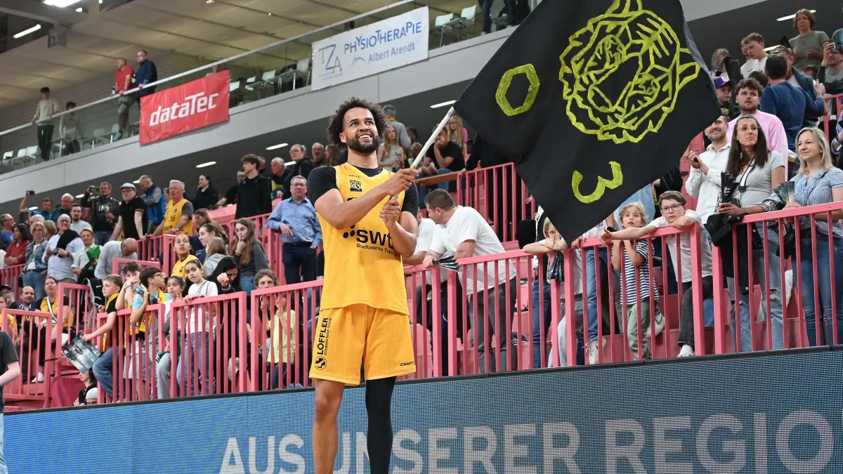 GER, Tigers Tuebingen vs. Artland Dragons Quakenbrueck, Basketball, Herren, Pro A, 2. Barmer Basketball Bundesliga, Saison 2024/2025, 12.04.2025: Miles Tention (Tigers Tuebingen, #03) Jubel, Emotionen nach dem Heimsieg
GER, Tigers Tuebingen vs. Artland Dragons Quakenbrueck, Basketball, Herren, Pro A, 2. Barmer Basketball Bundesliga, Saison 2024/2025, 12.04.2025
Foto: Eibner-Pressefoto/Nicolas Woern
