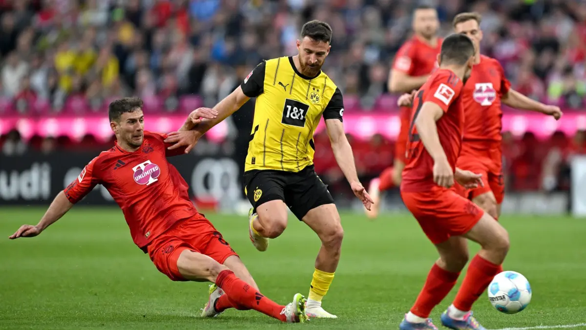 Bayern München - Borussia Dortmund: 12.04.2025, Bayern, München: Fußball, Bundesliga, FC Bayern München - Borussia Dortmund, Spieltag 29, Allianz Arena, Münchens Leon Goretzka (l) und Dortmunds Salih Özcan kämpfen um den Ball. WICHTIGER HINWEIS: Gemäß den Vorgaben der DFL Deutsche Fußball Liga bzw. des DFB Deutscher Fußball-Bund ist es untersagt, in dem Stadion und/oder vom Spiel angefertigte Fotoaufnahmen in Form von Sequenzbildern und/oder videoähnlichen Fotostrecken zu verwerten bzw. verwerten zu lassen. Foto: Sven Hoppe/dpa +++ dpa-Bildfunk +++