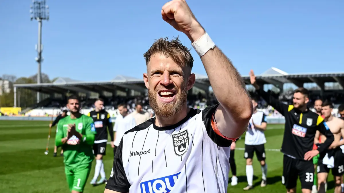 SSV Ulm 1846 - 1. FC Magdeburg: 12.04.2025, Baden-Württemberg, Ulm: Fußball: 2. Bundesliga, SSV Ulm 1846 - 1. FC Magdeburg, 29. Spieltag, Donaustadion. Ulms Johannes Reichert jubelt nach dem Sieg. Foto: Harry Langer/dpa - WICHTIGER HINWEIS: Gemäß den Vorgaben der DFL Deutsche Fußball Liga bzw. des DFB Deutscher Fußball-Bund ist es untersagt, in dem Stadion und/oder vom Spiel angefertigte Fotoaufnahmen in Form von Sequenzbildern und/oder videoähnlichen Fotostrecken zu verwerten bzw. verwerten zu lassen. +++ dpa-Bildfunk +++