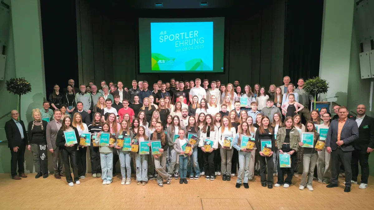 Die geehrten Sportlerinnen und Sportler der Vereine mit Oberbürgermeister Roland Tralmer, Bürgermeister Steve Mall, Markus Münch und Marinus Merz vom Amt für Familie, Bildung, Sport und Soziales.