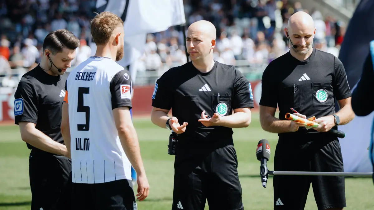 Fußball, SSV Ulm: Das war das Heimspiel gegen Magdeburg im Donaustadion, Johannes Reichert als Kapitän mit Schiedsrichter Nicolas Winter