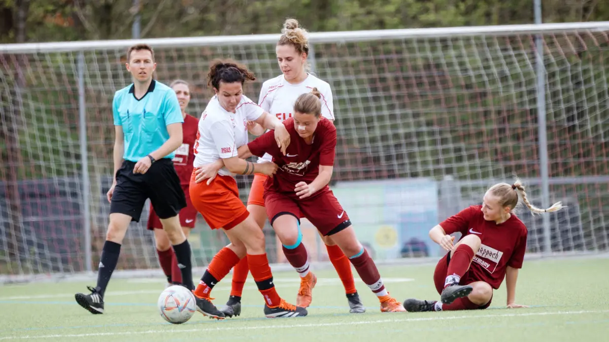 Fußball, Fotoauftrag, Donau/Iller, Regionenliga 3, VfL Ulm/Neu-Ulm gegen FC Blautal, Frauen, Lea Preußner-Tavaglione (weiß) im Zweikampf, Hintergrund: Katharina Wachsmann (Mitte weiß).