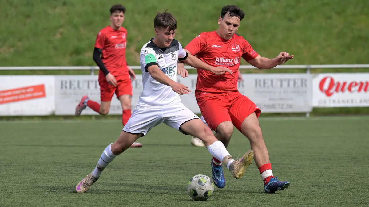 Fussball KL A | FV Bad Urach vs. FC Engstingen : Fussball KL A1 | FV Bad Urach (rot) vs. FC Engstingen (weiss) // 2025-04-13 // Foto: Baur // #8 Tim Huslik (FC) / #4 Fabian Syla (FV)