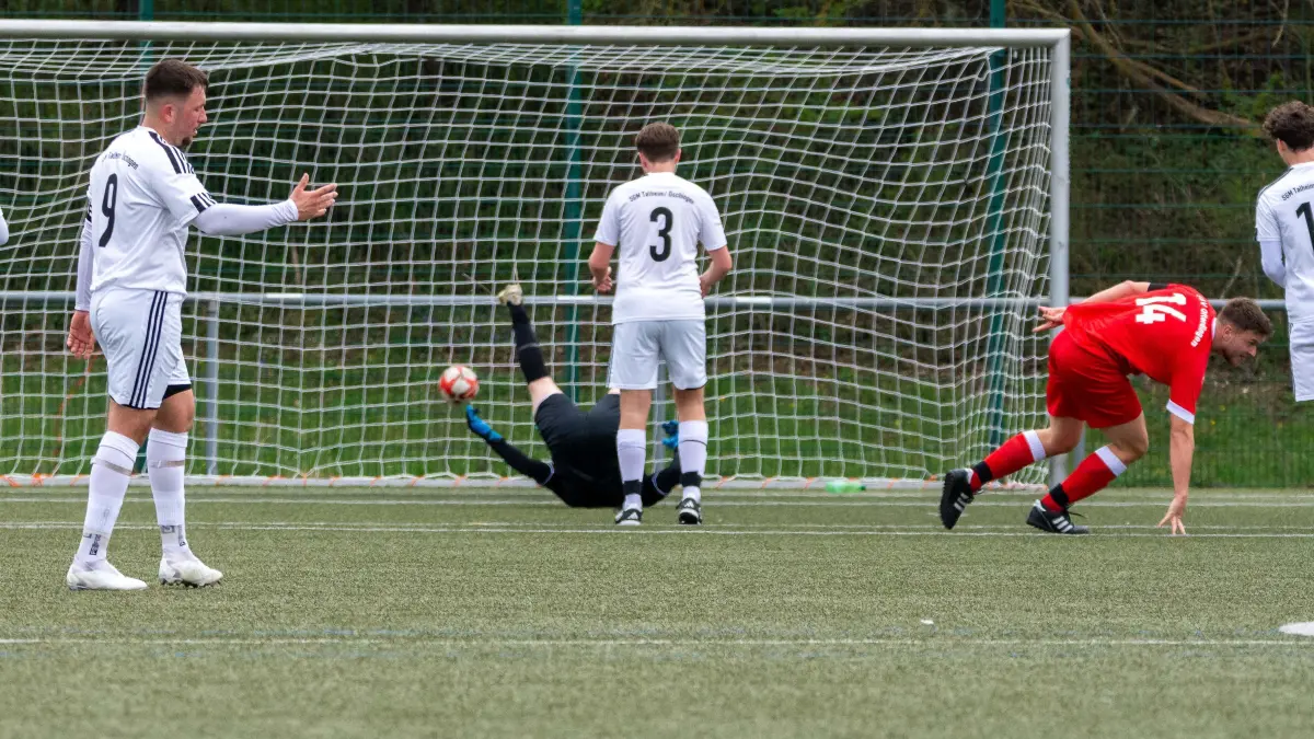 #, TSV Ofterdingen II - SGM Talheim/Öschingen, Fussball, Kreisliga A3, Tuebingen Alb, 19. Spieltag, 2024/2025, 13.04.2025, Foto: Eibner-Pressefoto/Manuel Flierl: 2:0 durch Tim Kettner (TSV Ofterdingen II, #14) TSV Ofterdingen II - SGM Talheim/Öschingen, Fussball, Kreisliga A3, Tuebingen Alb, 19. Spieltag, 2024/2025, 13.04.2025, Foto: Eibner-Pressefoto/Manuel Flierl