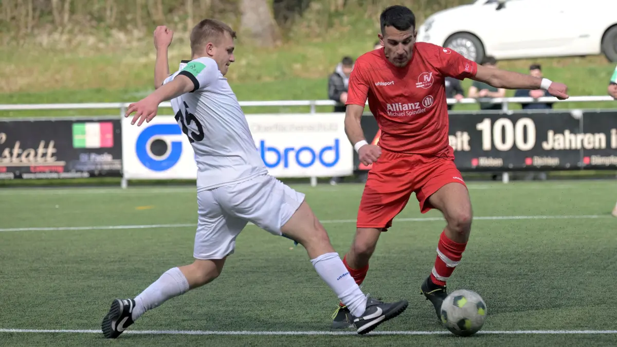 Fussball KL A | FV Bad Urach vs. FC Engstingen : Fussball KL A1 | FV Bad Urach (rot) vs. FC Engstingen (weiss) // 2025-04-13 // Foto: Baur // #15 Mats Herdtner (FC) / #11 Turgay Yazici (FV)