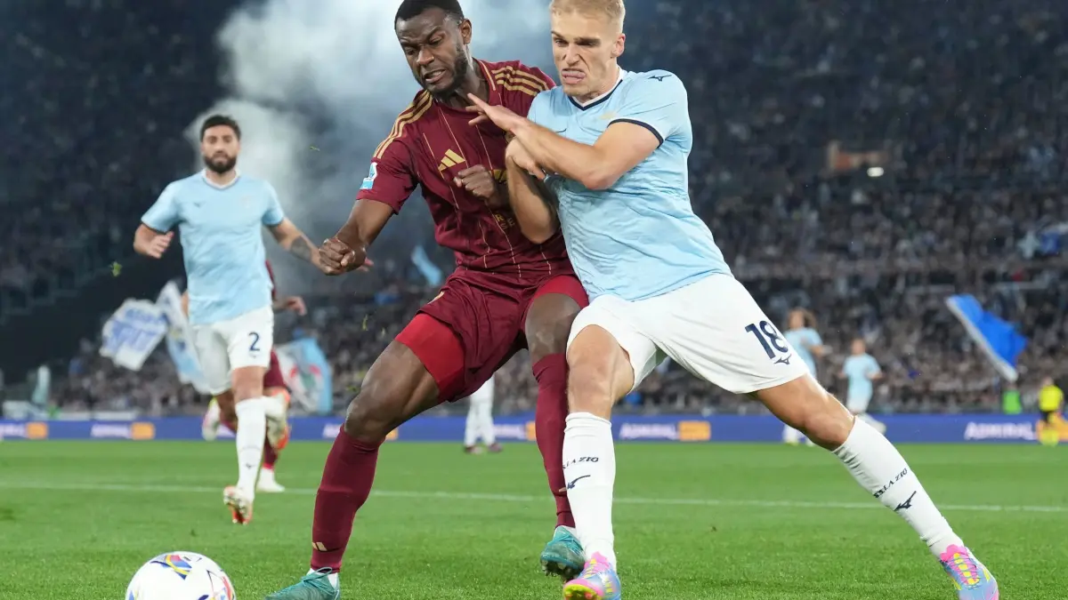 Lazio Rom - AS Rom: 13.04.2025, Italien, Rom: Fußball: Serie A, Italien, Lazio Rom - AS Rom, 32. Spieltag im Stadio Olimpico di Roma, Gustav Isaksen (r) von Lazio in Aktion gegen Evan Ndicka von AS Rom. Foto: Alfredo Falcone/LaPresse/AP/dpa +++ dpa-Bildfunk +++