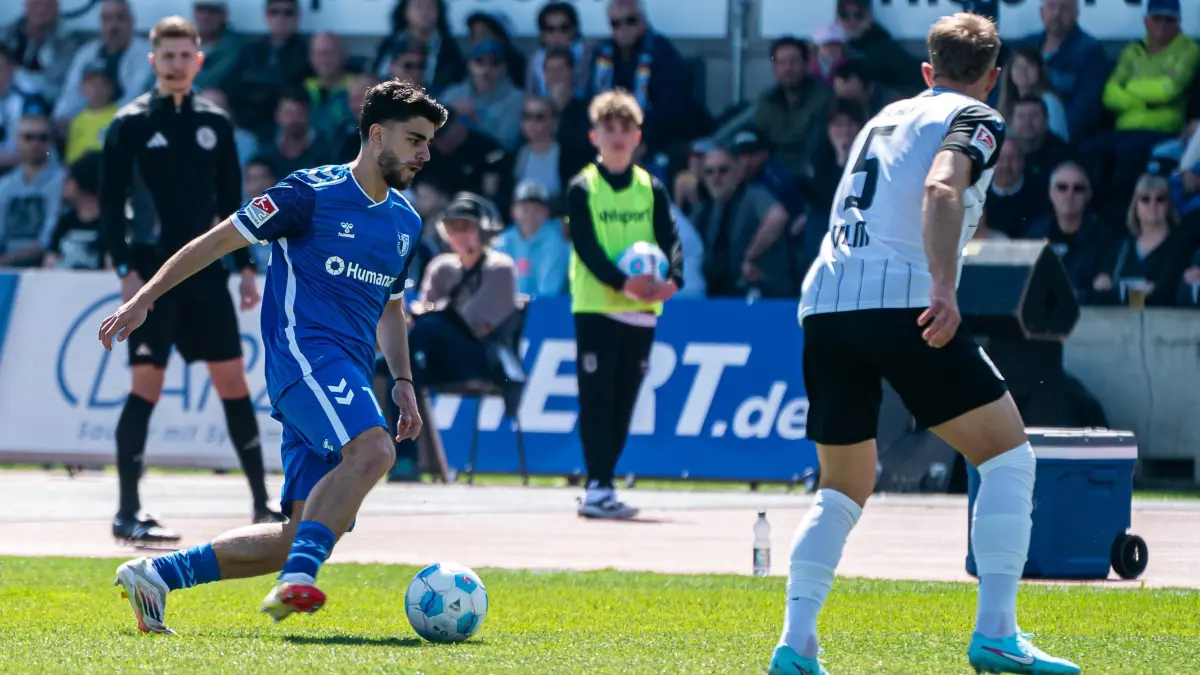 GER, SSV Ulm 1846 vs. 1. FC Magdeburg, Fussball, 2. Bundesliga, Spielzeit 2024/2025, 12.04.2025: Abu-Bekir Oemer El-Zein (1. FC Magdeburg, #14) am Ball, GER, SSV Ulm 1846 vs. (1. FC Magdeburg, #01), Fussball, 2. Bundesliga, Spielzeit 2024/2025, 12.04.2025,
DFB/DFL regulations prohibit any use of photographs as image sequences and/or quasi-video.
Foto: EIBNER/Michael Schmidt