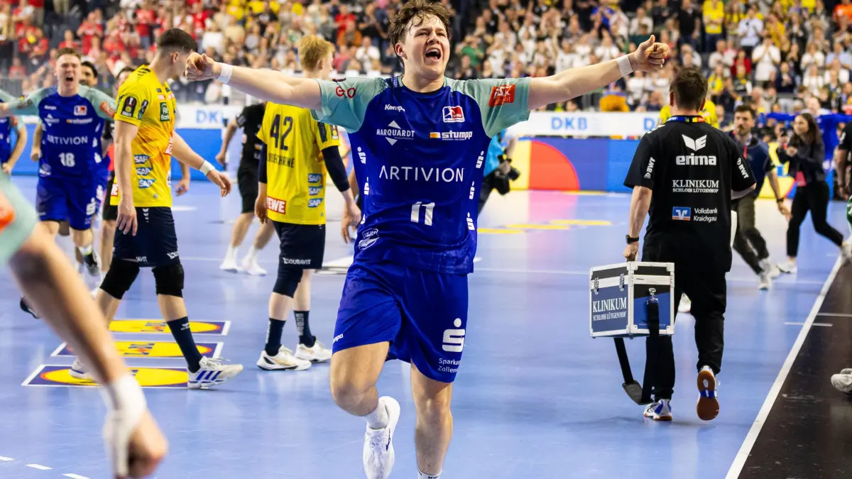 Rhein-Neckar-Loewen (RNL) vs. HBW Balingen-Weilstetten (HBW), Handball, Maenner, Daikin Handball Bundesliga (HBL), DHB-Pokal, LIDL Final Four, Final4, Spiel um Platz 3, Spielzeit 2024/2025, 13.04.2025: Bennet STROBEL (HBW Balingen-Weilstetten, #11) jubelt/freut sich, Jubel, Emotion, Freude, Begeisterung, positive Emotionen
Rhein-Neckar-Loewen (RNL) vs. HBW Balingen-Weilstetten (HBW), Handball, Maenner, Daikin Handball Bundesliga (HBL), DHB-Pokal, LIDL Final Four, Final4, Spiel um Platz 3, Spielzeit 2024/2025, 13.04.2025
Foto: Eibner-Pressefoto/Oliver Schmidt