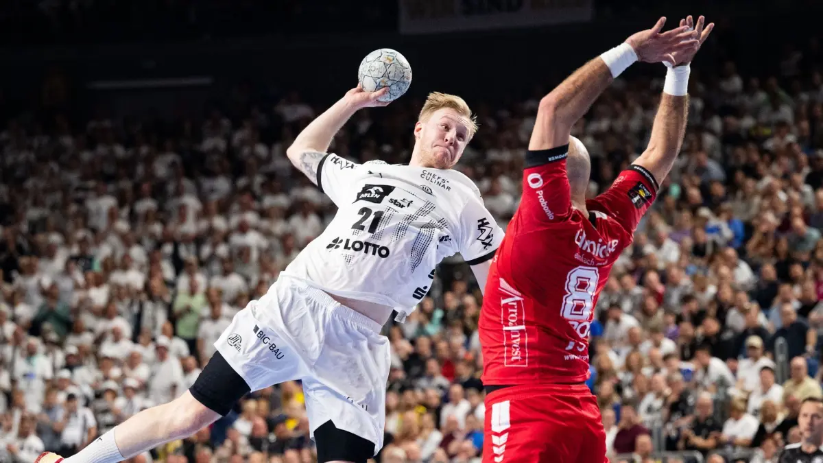 THW Kiel - MT Melsungen: 13.04.2025, Nordrhein-Westfalen, Köln: Handball: DHB-Pokal, THW Kiel - MT Melsungen, Final Four, Finale, Lanxess Arena. Melsungens Adrian Sipos (r) versucht Kiels Eric Johansson am Wurf zu hindern. Foto: Marius Becker/dpa +++ dpa-Bildfunk +++