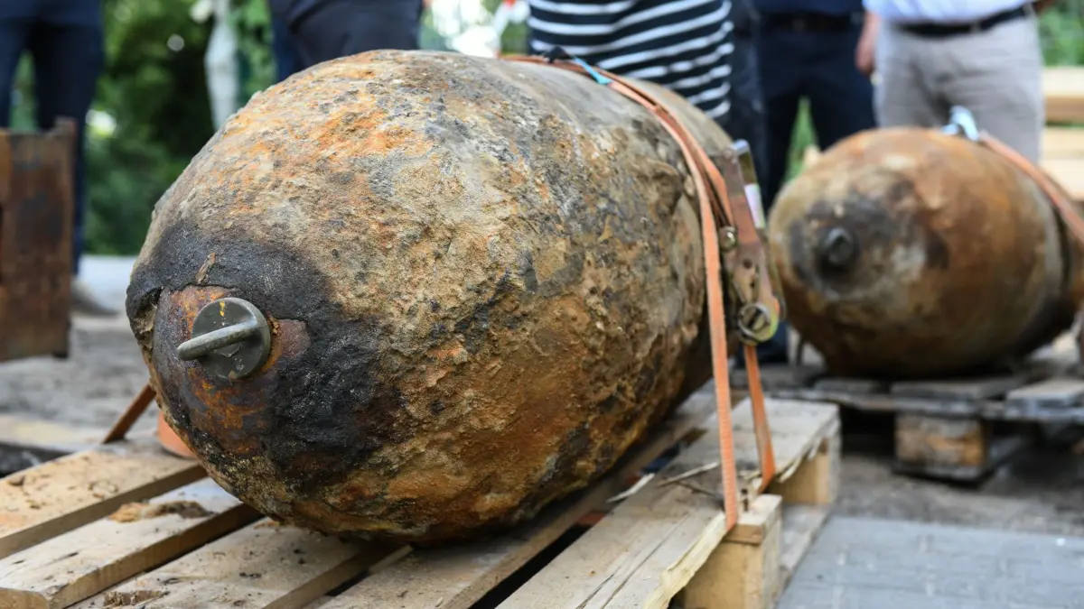 ARCHIV - 18.07.2019, Brandenburg, Oranienburg: Die beiden entschärften Bomben liegen auf Transportpaletten. Die Blindgänger amerikanischer Bauart wogen jeweils 500 Kilo. Sie waren im April am Treidelweg bei der Kampfmittelsuche in sechs Meter Tiefe gefunden worden. (zu «Oranienburg wird bundesweite Modellregion für Bombenentschärfungen») (zu dpa: «Eine Stadt in Alarmbereitschaft») Foto: Julian Stähle/dpa-Zentralbild/dpa +++ dpa-Bildfunk +++