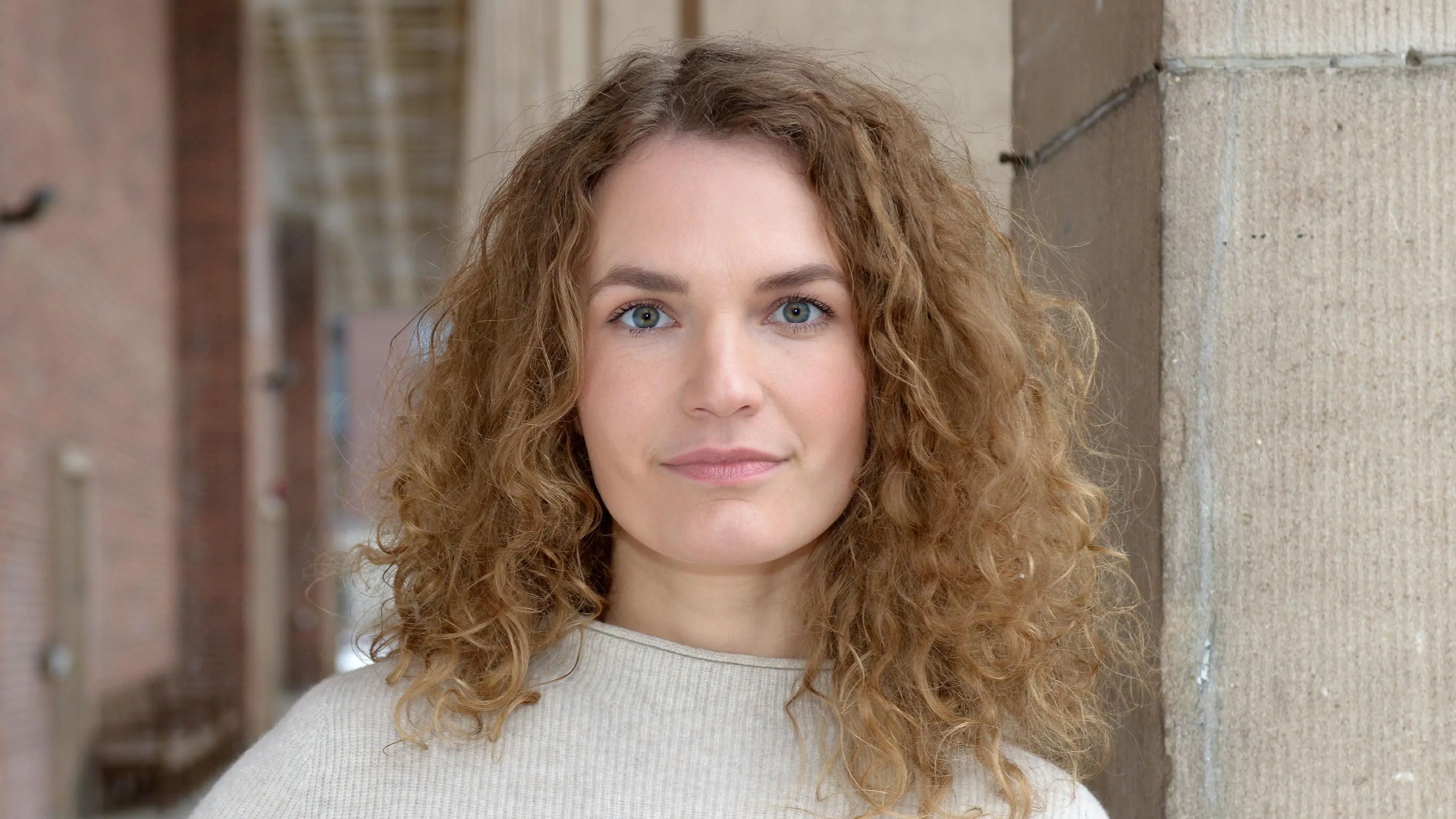 Christina Arends verkörpert bei GZSZ Claras Adoptivmutter Paulina.