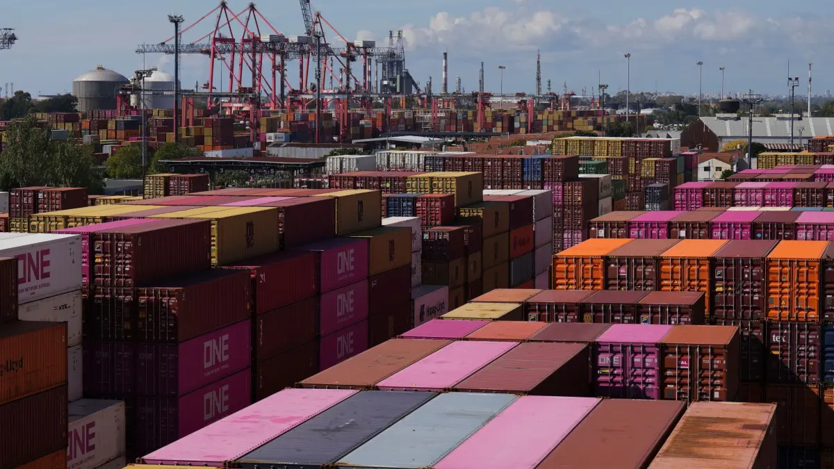 US-Zölle - Argentinien: 14.04.2025, Argentinien, Buenos Aires: Frachtcontainer stehen im Hafen von Buenos Aires. Foto: Natacha Pisarenko/AP/dpa +++ dpa-Bildfunk +++