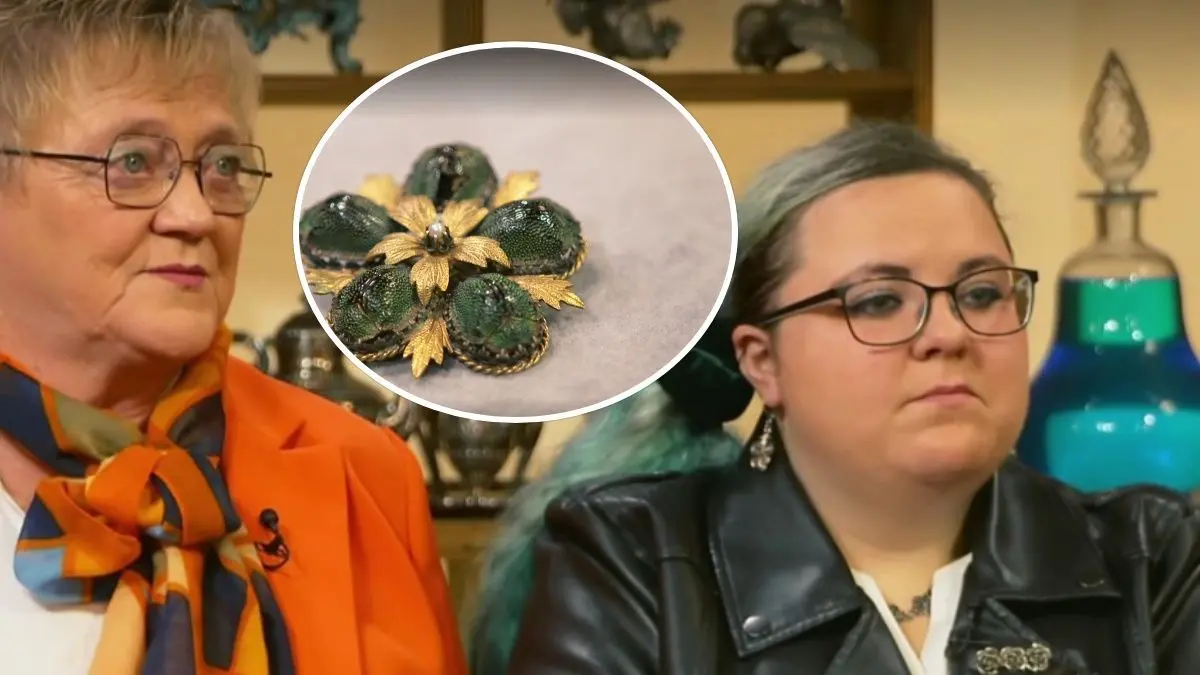 Angelika und Chiara bringen eine Brosche mit, die aus Käfern gefertigt wurde.