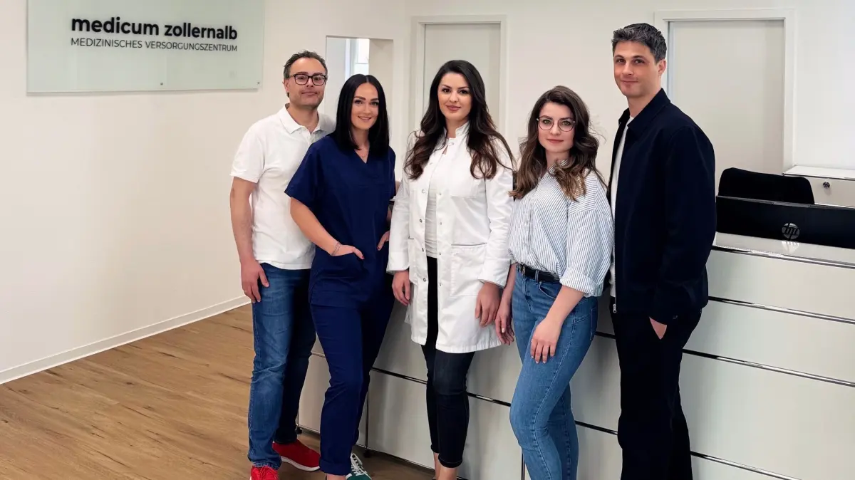Patrick Wuhrer, Lisa Herber, Liridona Musliu, Annalena Nisar und Daniel Urban in den Räumlichkeiten der neuen Praxis.