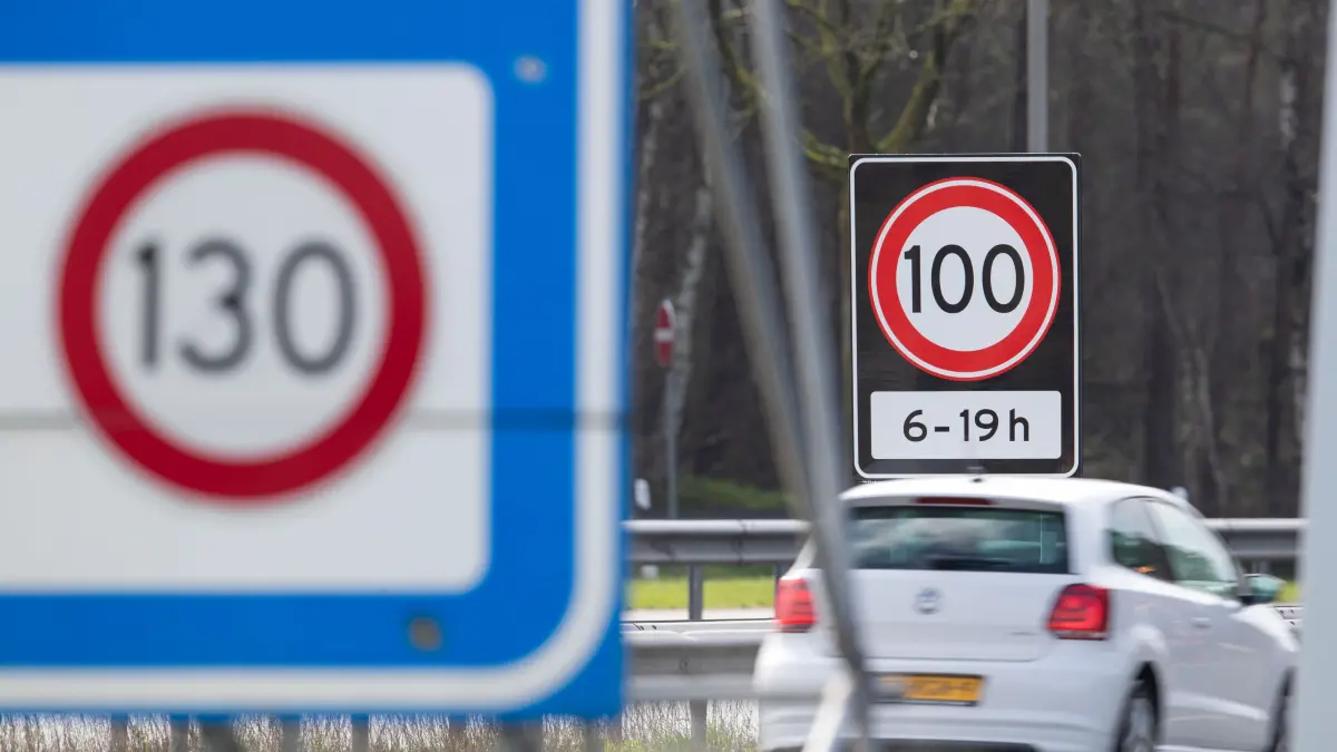 Tempo 100 von 6 bis 19 Uhr steht auf einem Verkehrsschild auf einer Autobahn an der Grenze zwischen den Niederlanden und Deutschland. Nach Norwegen und Zypern führen auch die Niederlande Tempo 100 als Höchstgeschwindigkeit auf allen ihren Autobahnen ein. +++ dpa-Bildfunk +++