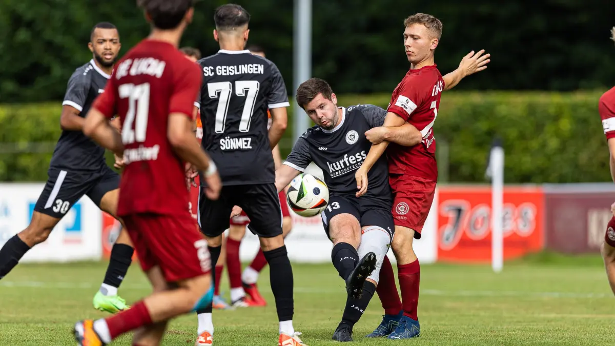 Fussball Landesliga: Fussball Landesliga; SC Geislingen - JC Donzdorf;
Sven Sönmez (SC Geislingen, #77), Jonathan Sedlmayer (SC Geislingen, #13) und Jonas Taglang (JC Donzdorf, #20);
17.08.2024; Stadion Eybacher Tal; Geislingen.
Foto: Thomas Madel