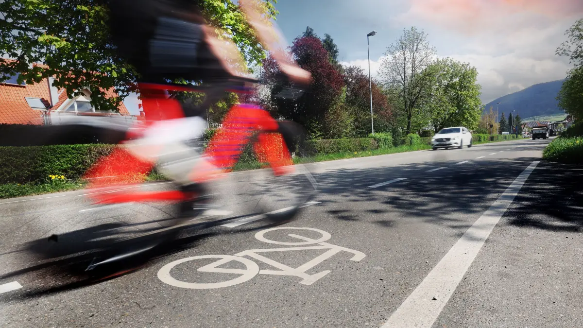 Unterwegs auf einem Fahrradschutzstreifen.