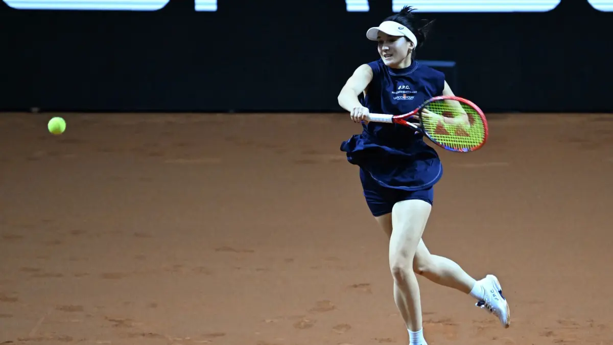 Tennis: WTA-Tour - Stuttgart: 15.04.2025, Baden-Württemberg, Stuttgart: Tennis: WTA-Tour - Stuttgart, Einzel, Damen, 1. Runde: Lys (Deutschland) - Paolini (Italien): Eva Lys in Aktion. Foto: Bernd Weißbrod/dpa +++ dpa-Bildfunk +++