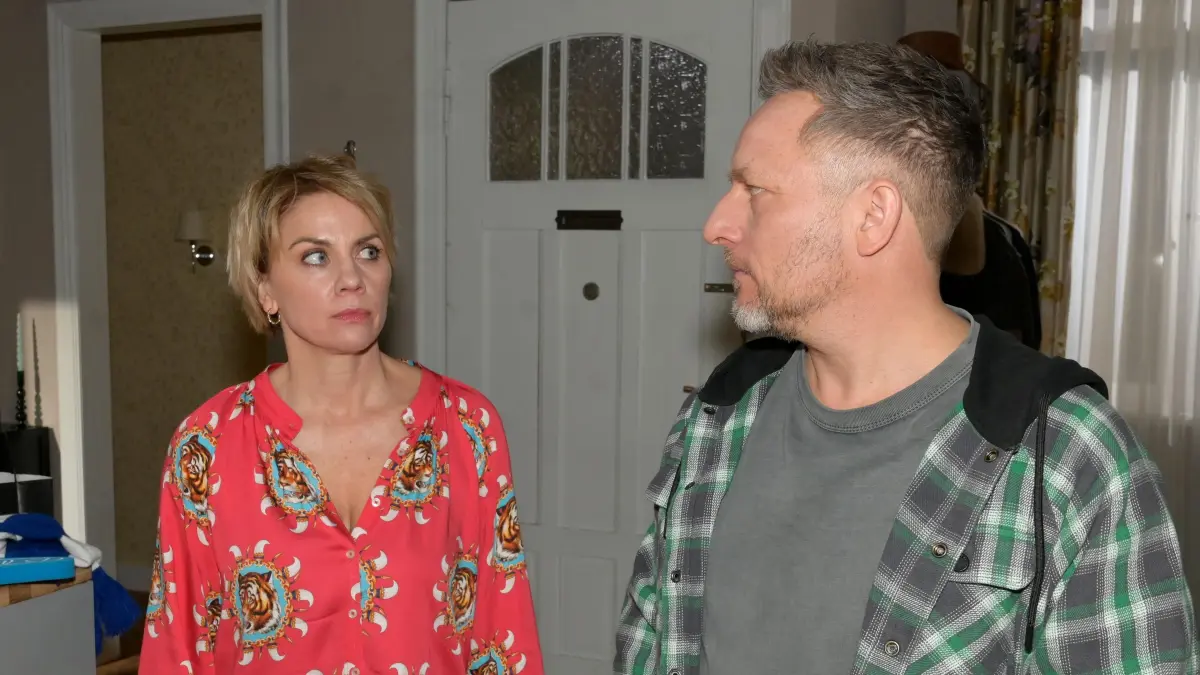 Yvonne lässt sich von ihrem Ex Michi (Lars Pape) trösten.