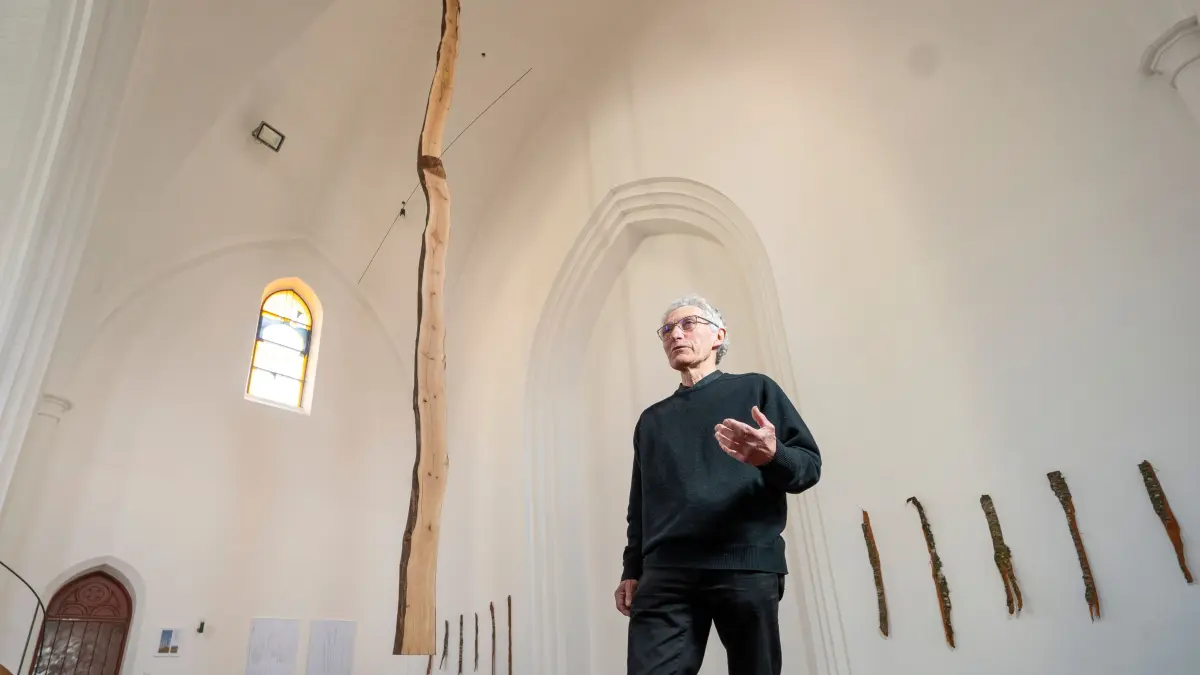 Petruskirche Neu-Ulm: Michael Danner - Installation "Das Kreuz im Baumstamm"