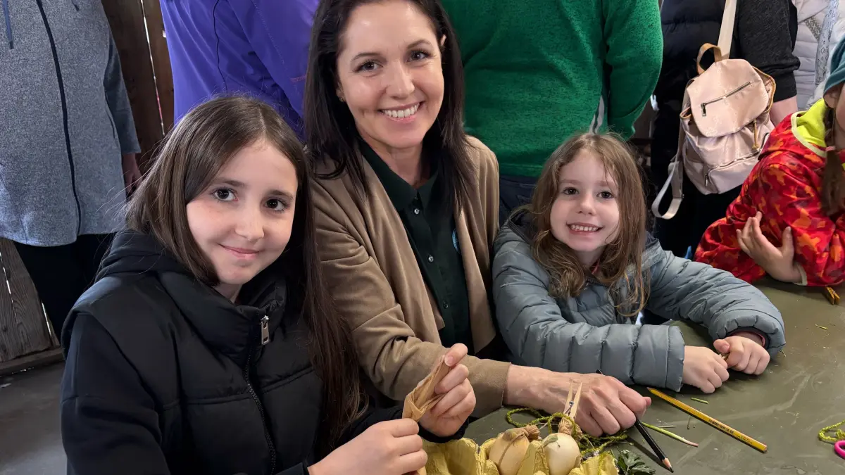 Bei der Osterwerkstatt im Freilandmuseum Wackershofen (von links): Yvonne Welz aus Hessental mit ihren Töchtern Josephine (11) und Olivia (6)