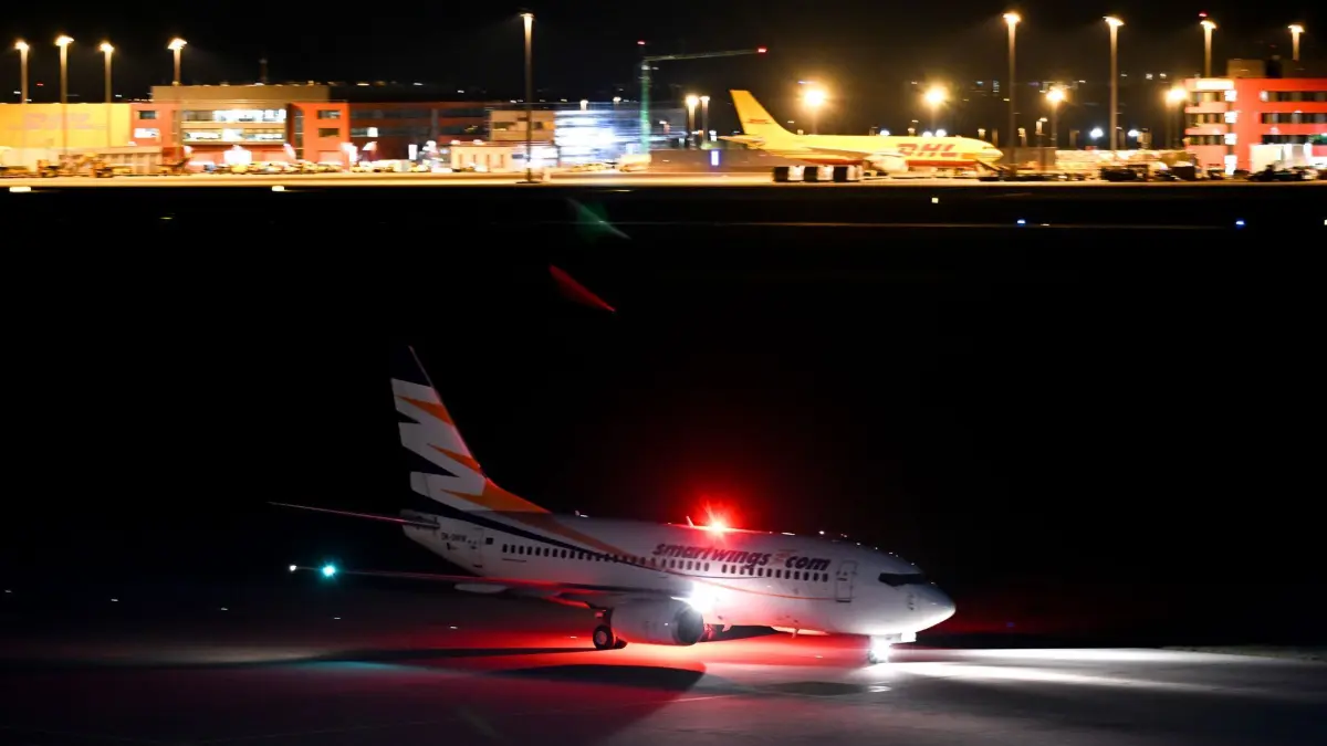 Charterflug mit afghanischen Ortskräften - Flughafen Leipzig/Hal: 16.04.2025, Sachsen, Leipzig: Ein Flugzeug landet auf dem Flughafen Leipzig/Halle. Mit der Maschine sind ehemalige Ortskräfte deutscher Institutionen aus Afghanistan in Leipzig gelandet. Per Flugzeug werden ehemalige Ortskräfte sowie besonders gefährdete Menschen, etwa Menschenrechtsanwälte oder Frauenrechtlerinnen, nach Deutschland geholt. Foto: Hendrik Schmidt/dpa +++ dpa-Bildfunk +++