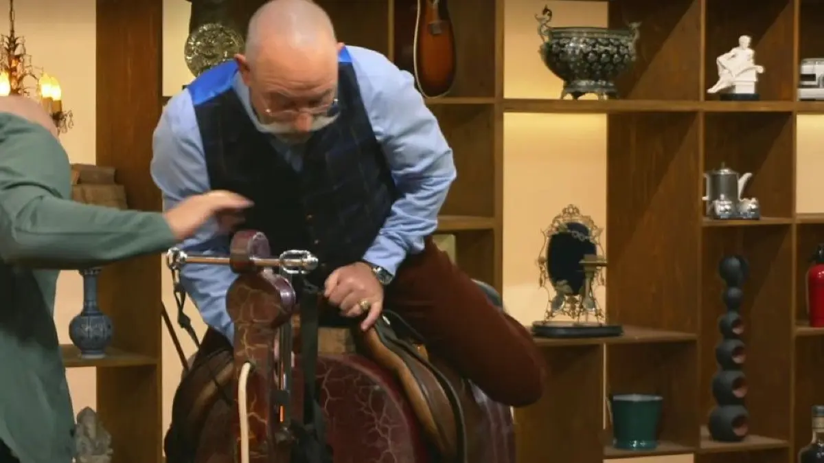Horst Lichter auf der elektronischen Reitmaschine.