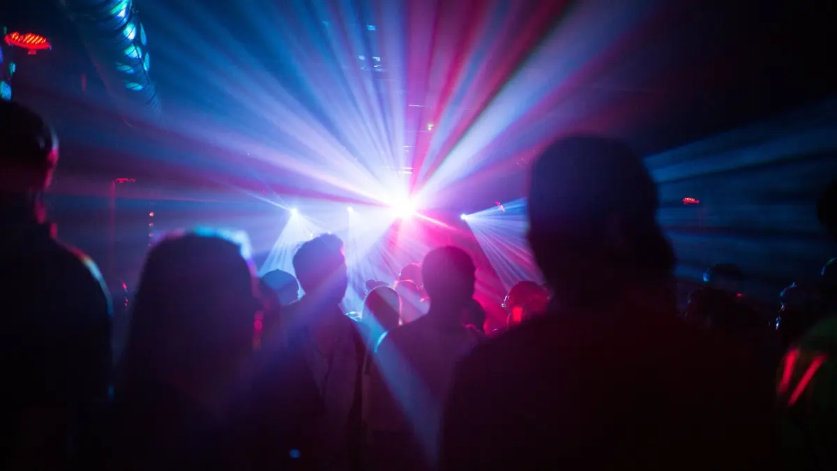 Partys am Karfreitag trotz Tanzverbot: ARCHIV - 26.08.2016, Berlin: Menschen feiern in Berlin in einem Club. (zu dpa: «Protest gegen Tanzverbot an Karfreitag in Bayern») Foto: Sophia Kembowski/dpa +++ dpa-Bildfunk +++