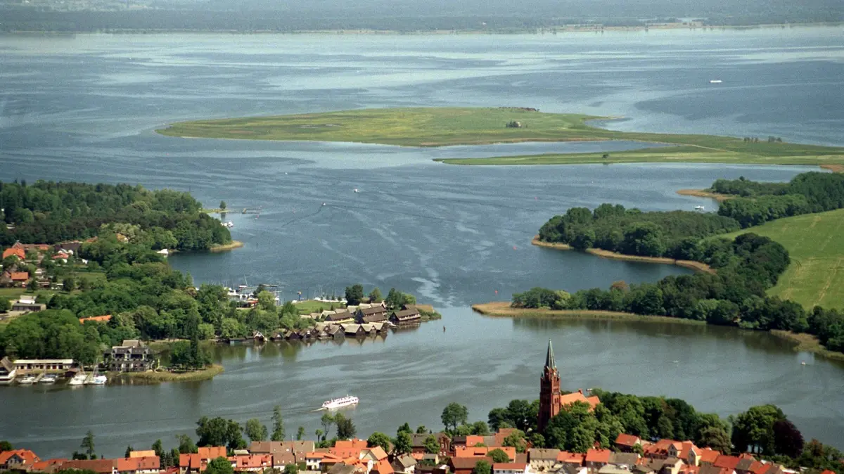 ARCHIV - 16.05.2000, Mecklenburg-Vorpommern, Röbel: Die Luftaufnahme zeigt die Stadt Röbel am Westufer der Müritz. Das Nationalparkamt Müritz informiert am 01.02.2018 über die Wildnisentwicklung und den Tourismus der Region. Foto: Bernd Wüstneck/Zentralbild/dpa +++ dpa-Bildfunk +++