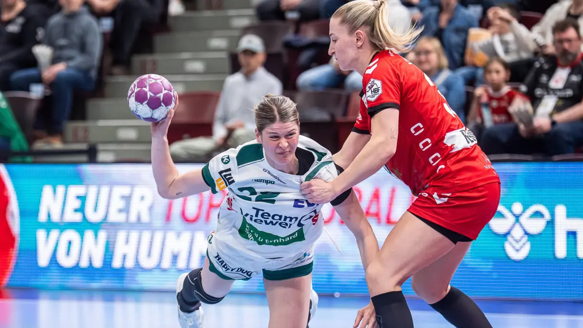 HB Ludwigsburg vs. Frisch Auf Goeppingen, Handball, 1. Bundesliga, Spielzeit 2024/2025, Play-Offs, 16.04.2025: Sina Ehmann (Frisch Auf Frauen, #22) im Zweikampf mit Jenny Behrend (HB Ludwigsburg, #30), HB Ludwigsburg vs. Frisch Auf Goeppingen, Handball, 1. Bundesliga, Spielzeit 2024/2025, Play-Offs, 16.04.2025,
Foto: EIBNER/Michael Schmidt