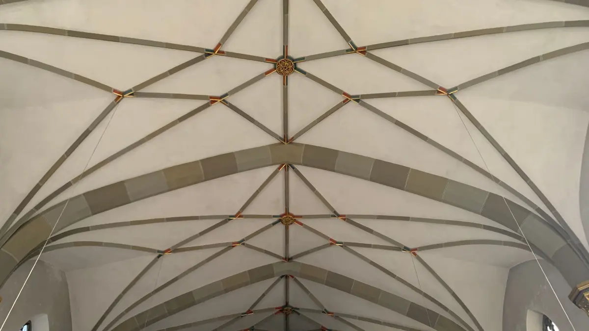 Blick auf das restaurierte Gewölbe mit dahinterliegendem umfassend restaurierten Dachtragwerk.