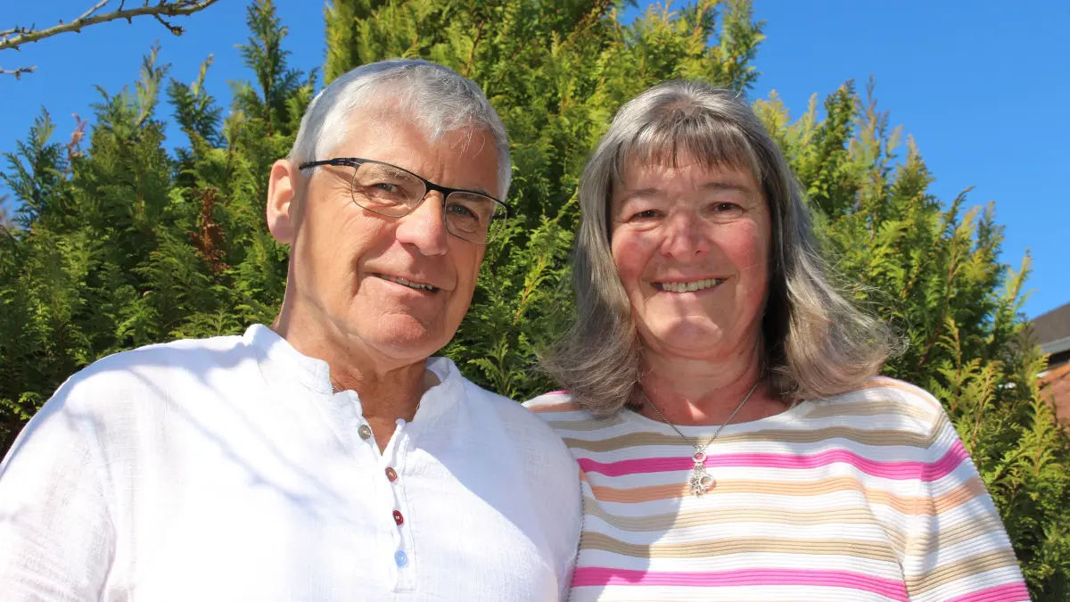 Klaus Gebauer und seine Frau Beate im Garten ihres Hauses in Salzstetten.