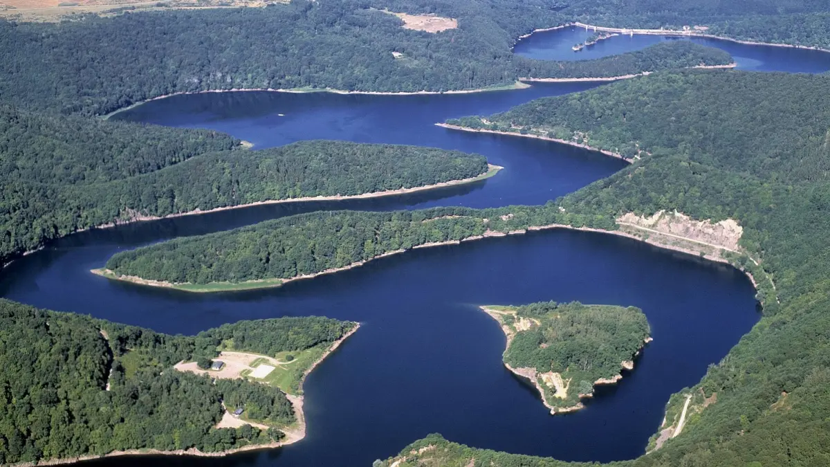 Das undatierte Archivfoto zeigt den Urftsee, der Mittelpunkt des ersten Nationalparks in Nordrhein-Westfalen wird. Am 11. Januar 2004 wird das neue Naturreservat offiziell von 110 Quadratkilometer Größe an der deutsch-belgischen Grenze eröffnet. Foto: Nationalpark Eifel dpa/lnw (Zum dpa/lnw-Themenpaket Eifel am 28.12.2003) +++ dpa-Bildfunk +++