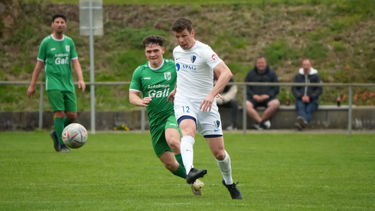 Michael Eberlein (weiß) erzielte am Sonntag den Satteldorfer Führungstreffer beim 2:0-Sieg in Kaisersbach.
