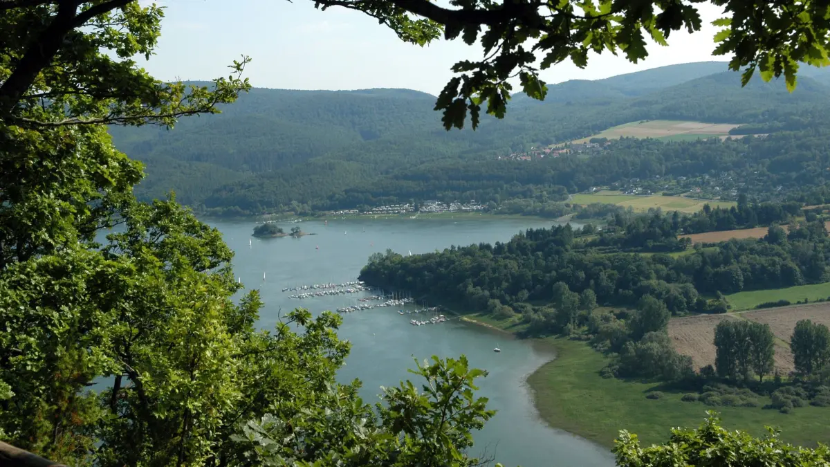 Blick über den nordhessischen Edersee bei Bringhausen auf den Kellerwald (Archivbild vom 05.08.2004). Der Nationalpark "Kellerwald-Edersee" wurde vor 100 Tagen eröffnet. Hessens einziger Nationalpark wird von den Besuchern gut angenommen. Auch die Bevölkerung aus der Region, die dem Projekt jahrelang kritisch gegenüberstand, entdeckt den Wald bei von Rangern geführten Wanderungen neu. Foto: Uwe Zucchi dpa/lhe (zu lhe-Korr.: "Nationalpark Kellerwald zieht positive 100-Tage-Bilanz" vom 31.08.2004) +++ dpa-Bildfunk +++