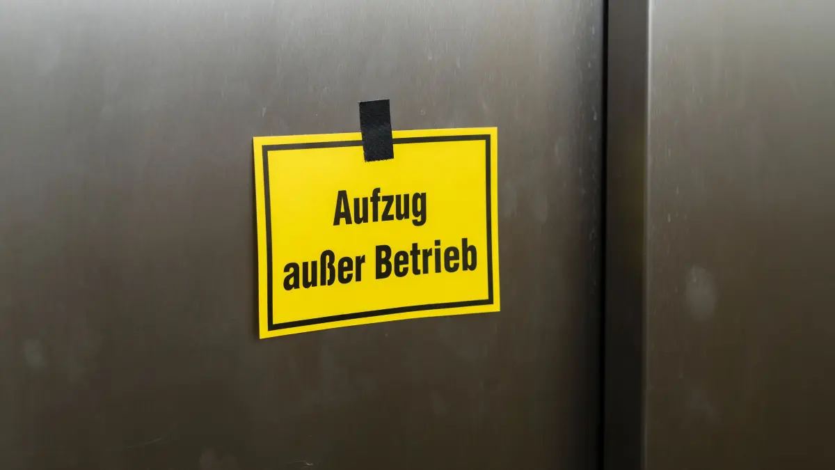 Gelber Zettel mit der Aufschrift , Aufzug außer Betrieb , an der Fahrstuhltür