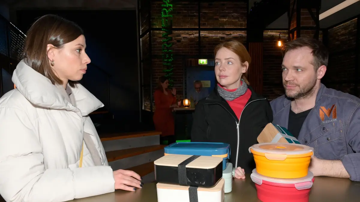 Bei GZSZ trifft Matilda (Anna-Katharina Fecher, l.) auf Toni (Olivia Marei) und Erik (Patrick Heinrich), die bald heiraten wollen.