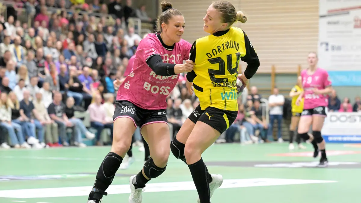 Julia Behnke (links) bei einer ihrer Lieblingsbeschäftigungen: Gegenspielerinnen aufhalten. Hier müht sich Guro Husebo von Borussia Dortmund. Man sieht sich bald wieder.