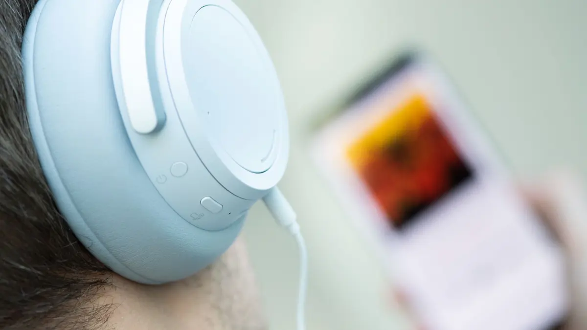 Musik über Kopfhörer: ARCHIV - 02.04.2019, NA, Berlin: Ein junger Mann hört mit Kopfhörern Musik. (zu dpa: «Rapper Jazeek in den Charts doppelt vorne») Foto: Franziska Gabbert/dpa-tmn/dpa +++ dpa-Bildfunk +++