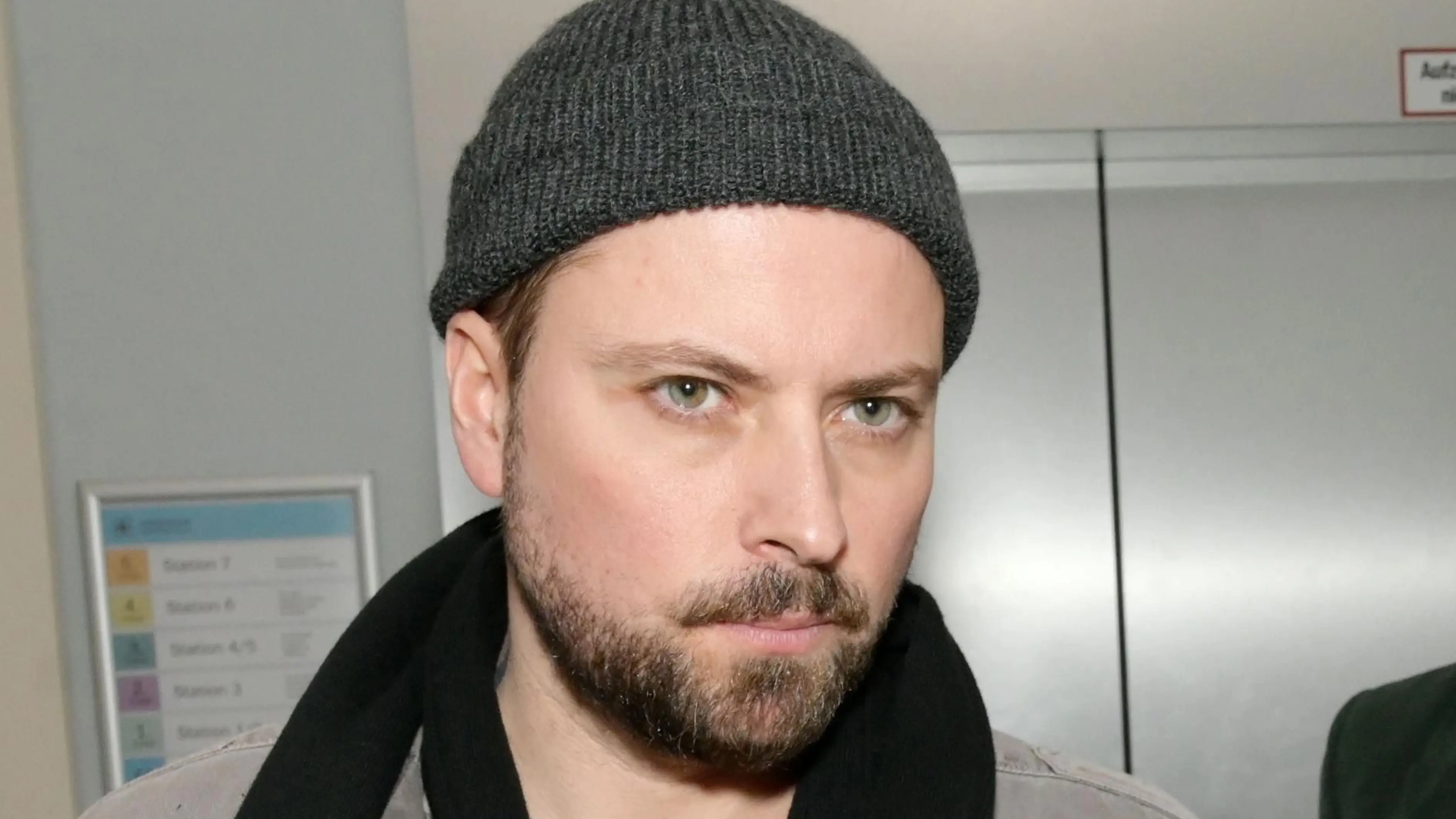 John (Felix von Jascheroff) erfährt, dass Zoe (Lara Dandelion Seibert) ihn monatelang angelogen hat.