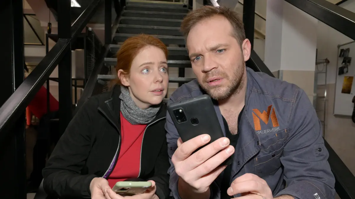 Toni weiß, dass Erik von Matilda geküsst worden ist.