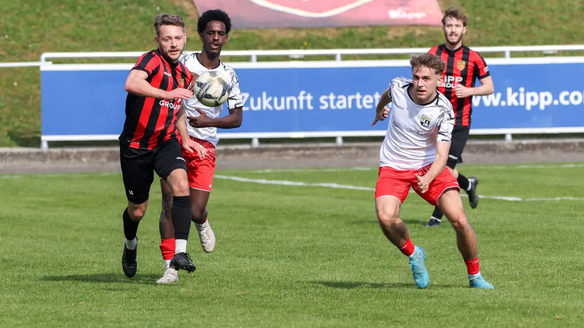 Henry Seeger (links, FC Holzhausen) – hier gegen Nathan Cuflom (dahinter, TSG Balingen II) – erwartet von sich selbst mehr Tore.