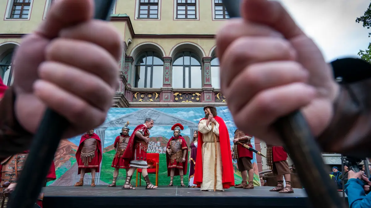 2025 Via Crucis Vivente: 20. Lebendiger Kreuzweg der italienischen katholischen Gemeinde in UL/NU