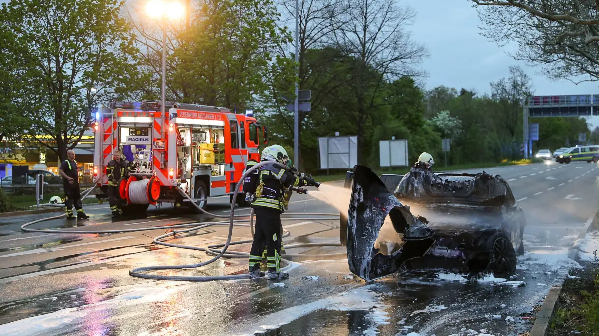 Mercedes GLC brennt aus Reutlingen Stuttgarter Knoten