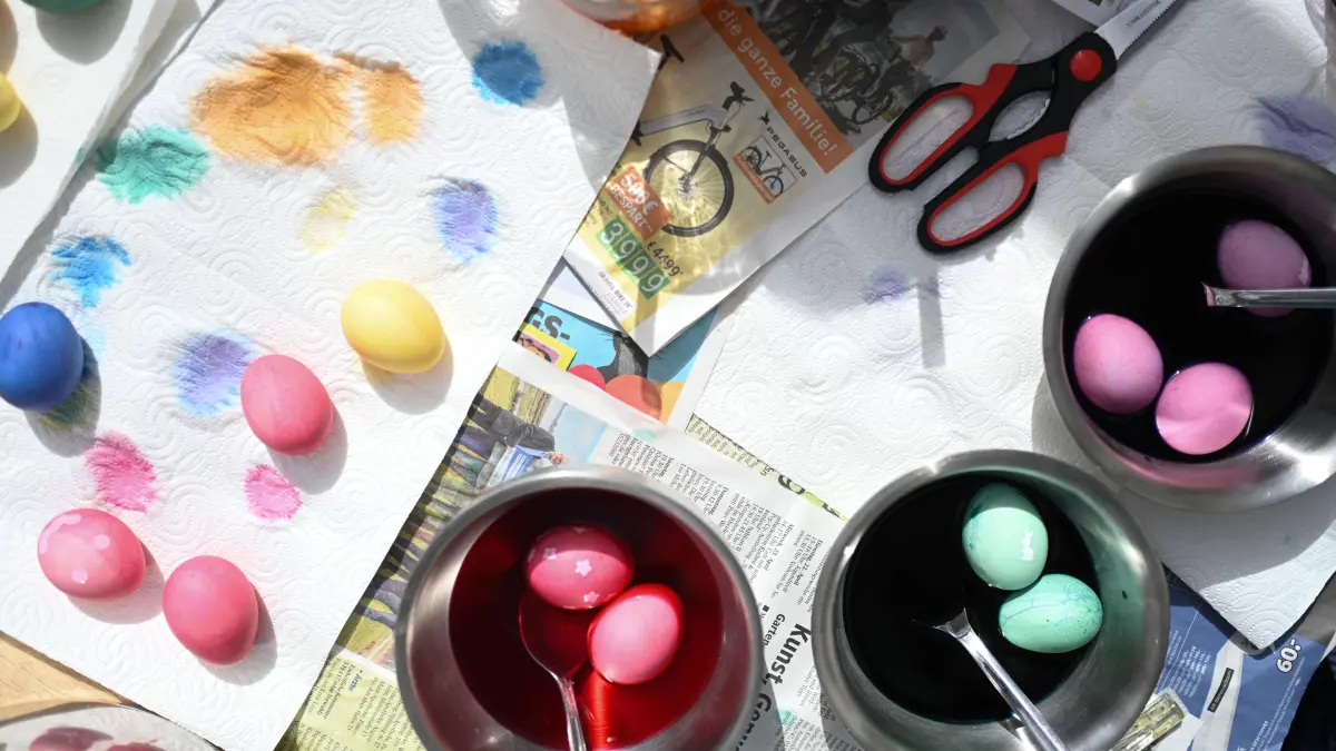 Traditionelles Ostereier f?rben: Traditionelles Ostereier f?rben Kurz vor dem Ostersonntag werden traditionell die Eier bunt gef?rbt. Es ist ein Highlight f?r die ganze Familie. Leer Niedersachsen Deutschland *** Traditional Easter egg dyeing Shortly before Easter Sunday, eggs are traditionally dyed in bright colors Its a highlight for the whole family Leer Niedersachsen Germany Copyright: xdiebildwerftx